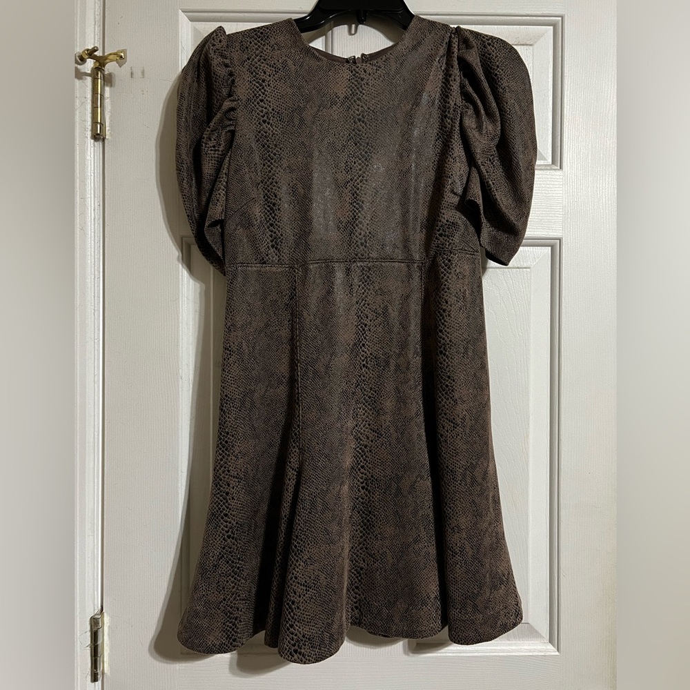 Karlie snakeskin print dress
Size Small
Zipper back